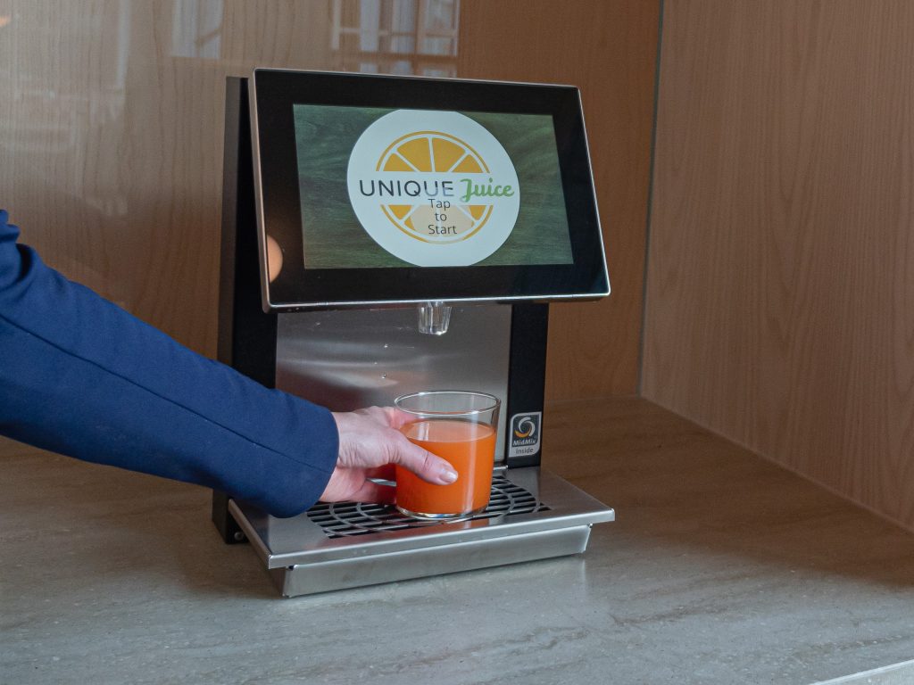 Mehuautomaatissa näkyvissä Unique Juice -mehuvalikoima