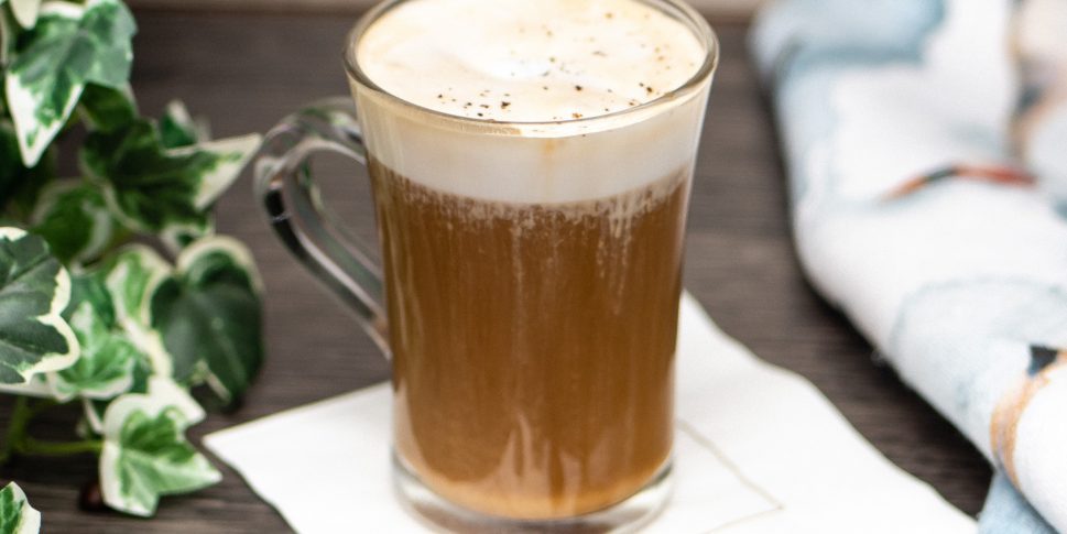 Modo-kahvisiirappia lasissa kuuman juoman seassa
